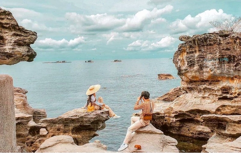 Không gian Zenna Pool Camp với các cabin gỗ ven biển