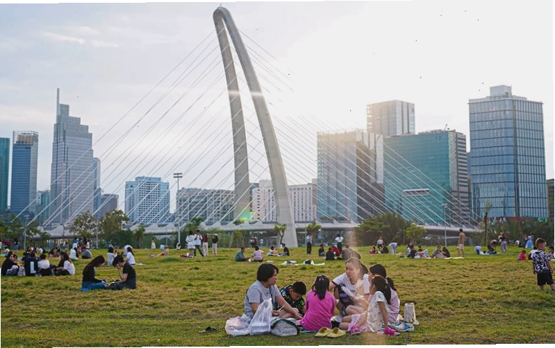 Không khí buổi sáng trong lành tại công viên gầm cầu Ba Son