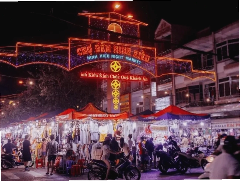 Không khí nhộn nhịp tại Chợ đêm Ninh Kiều
