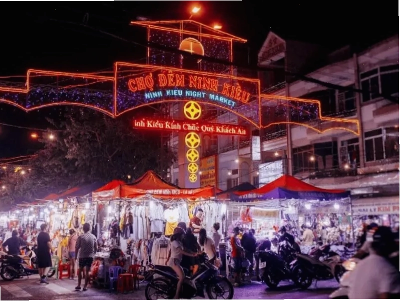 Không khí nhộn nhịp tại Chợ Đêm Ninh Kiều
