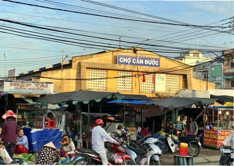 Không khí tấp nập tại Chợ Cần Đước vào buổi sáng với các loại hải sản tươi ngon