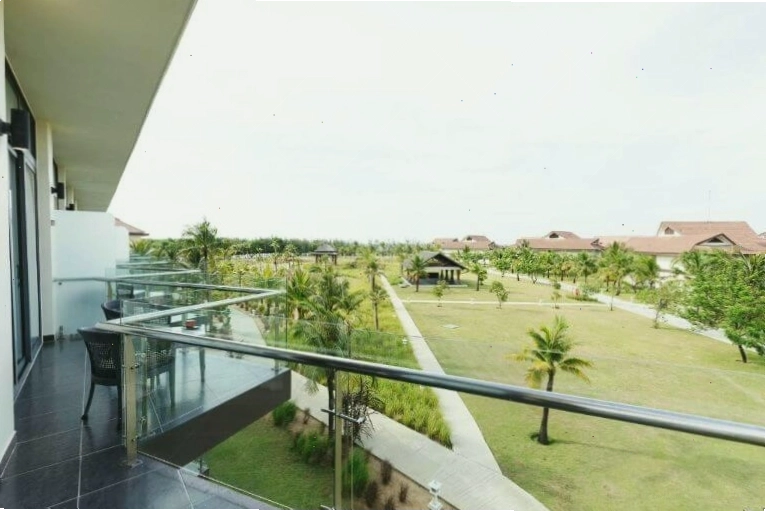 Khu ban công thoáng mát của TUI BLUE Nam Hoi An với tầm nhìn rộng rãi