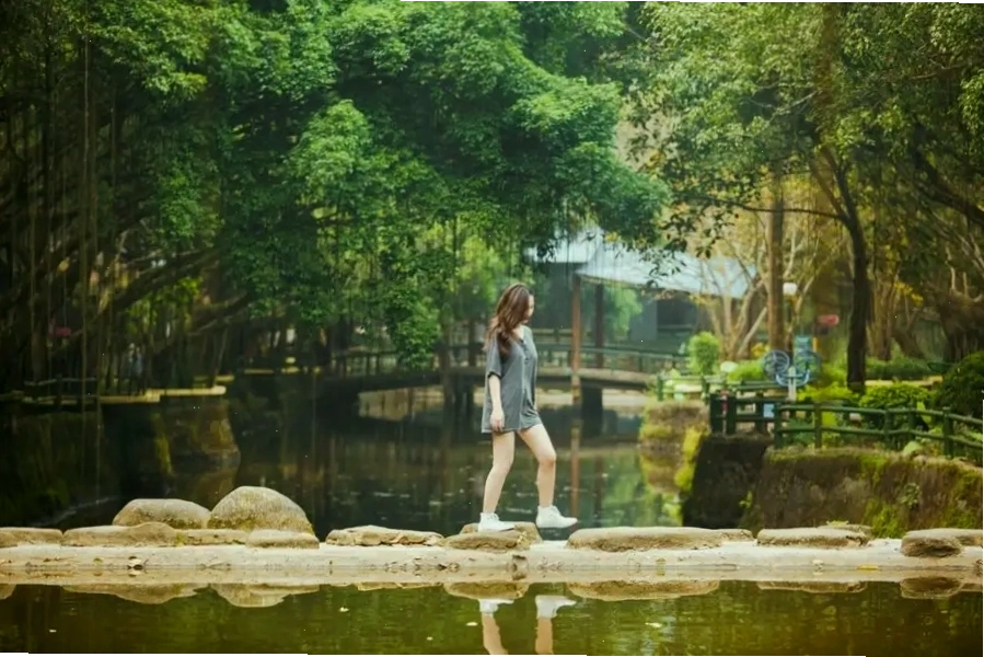 Khu du lịch Ao Vua có thác nước và nhiều cây xanh là địa điểm nghỉ dưỡng gần Hà Nội