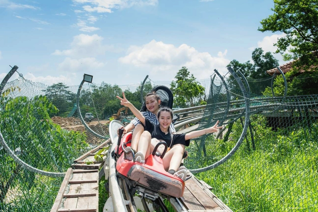 Khu du lịch Hồ Mây trên đỉnh núi.