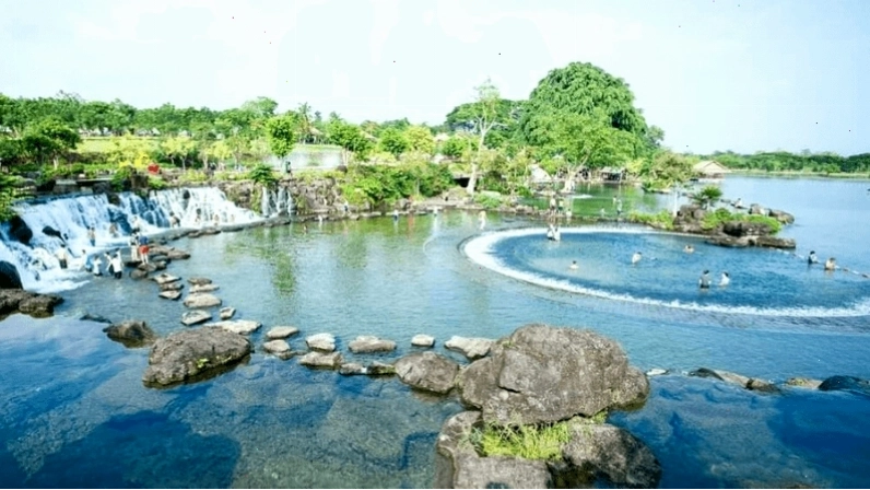 Khu du lịch sinh thái Suối Mơ với hồ nước trong xanh và bãi cát mịn