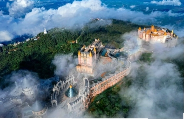 Khu du lịch Sun World Bà Nà Hills tọa lạc trên đỉnh Núi Chúa hùng vĩ