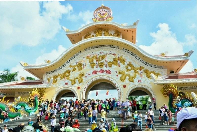 Khu du lịch Suối Tiên rộng lớn với nhiều cảnh quan xanh mát