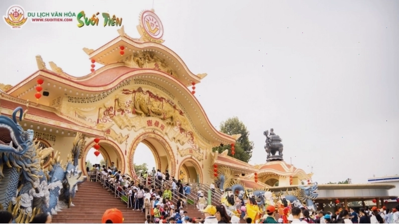 Khu du lịch Văn hóa Suối Tiên tọa lạc tại 120 Xa Lộ Hà Nội, phường Tăng Nhơn Phú, TP.HCM