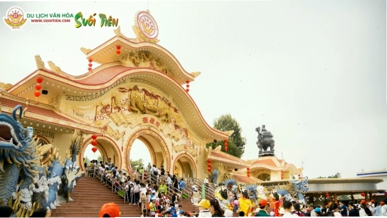 Khu du lịch Văn hóa Suối Tiên tọa lạc tại 120 Xa Lộ Hà Nội, phường Tăng Nhơn Phú, TP.HCM