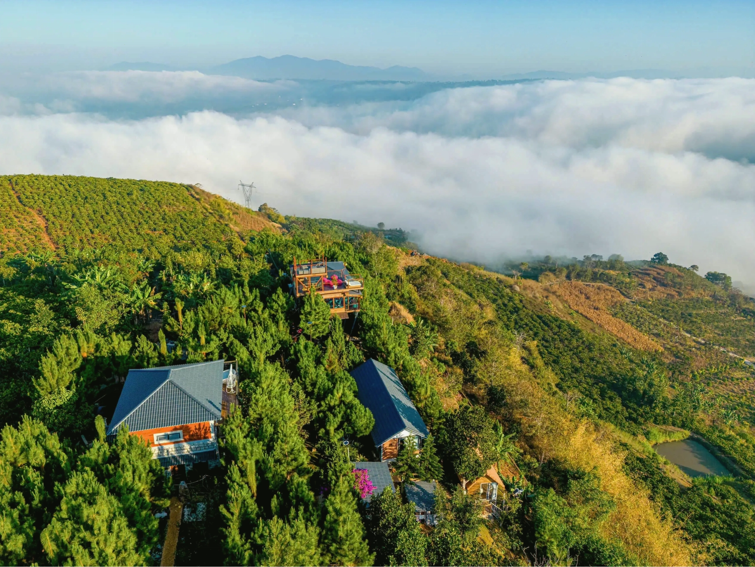 Khu nghỉ dưỡng homestay view sông Đà Lạt với mây và rừng núi hùng vĩ