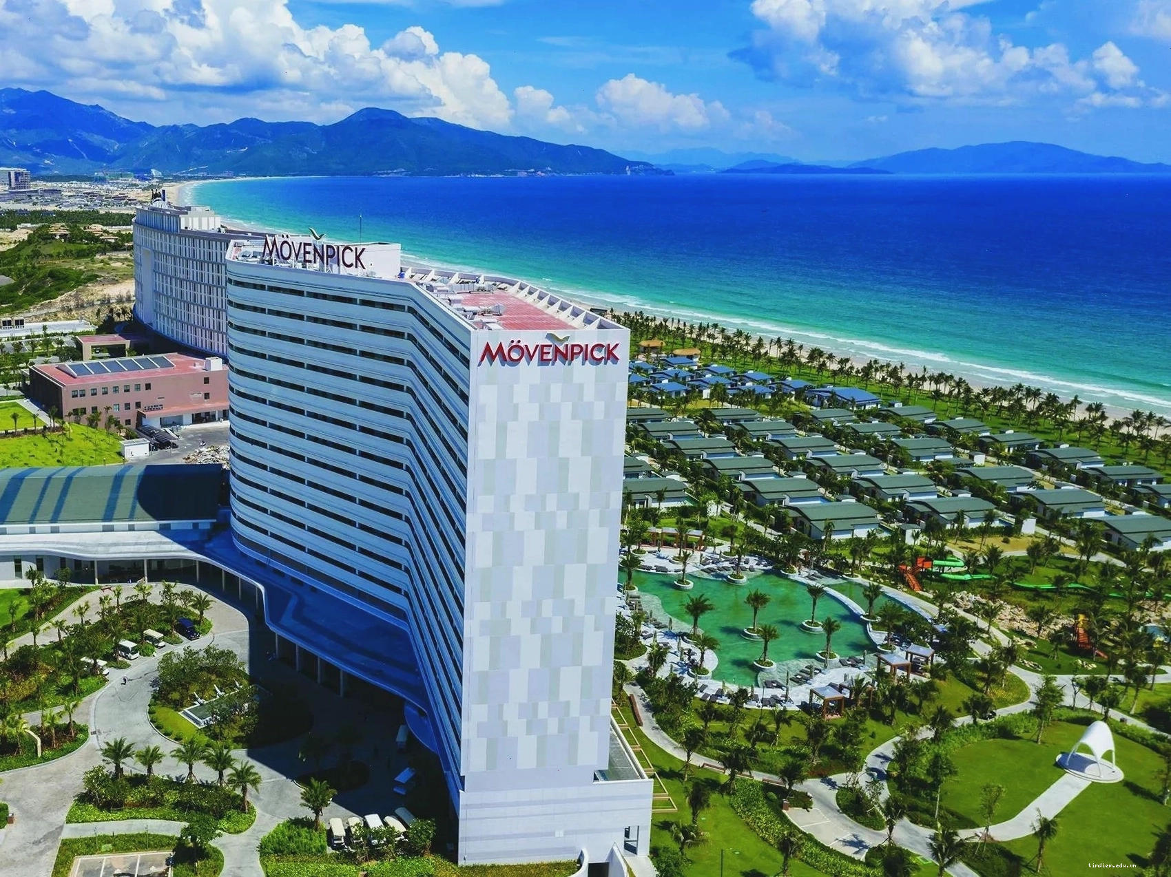 Khu nghỉ dưỡng Movenpick Cam Ranh với không gian biển xanh cát trắng