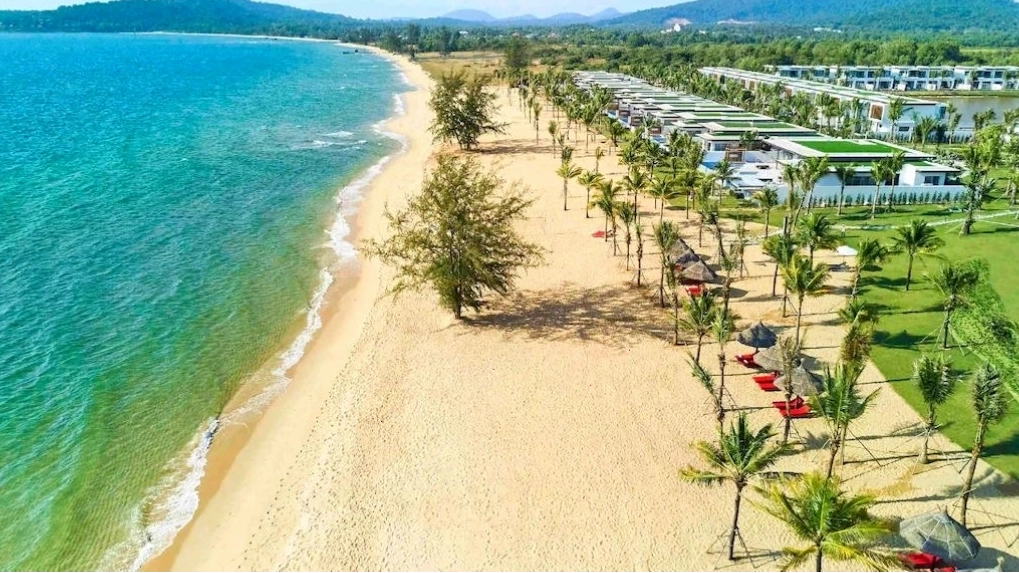 Khu nghỉ dưỡng Mövenpick Resort Waverly Phú Quốc nằm sát biển