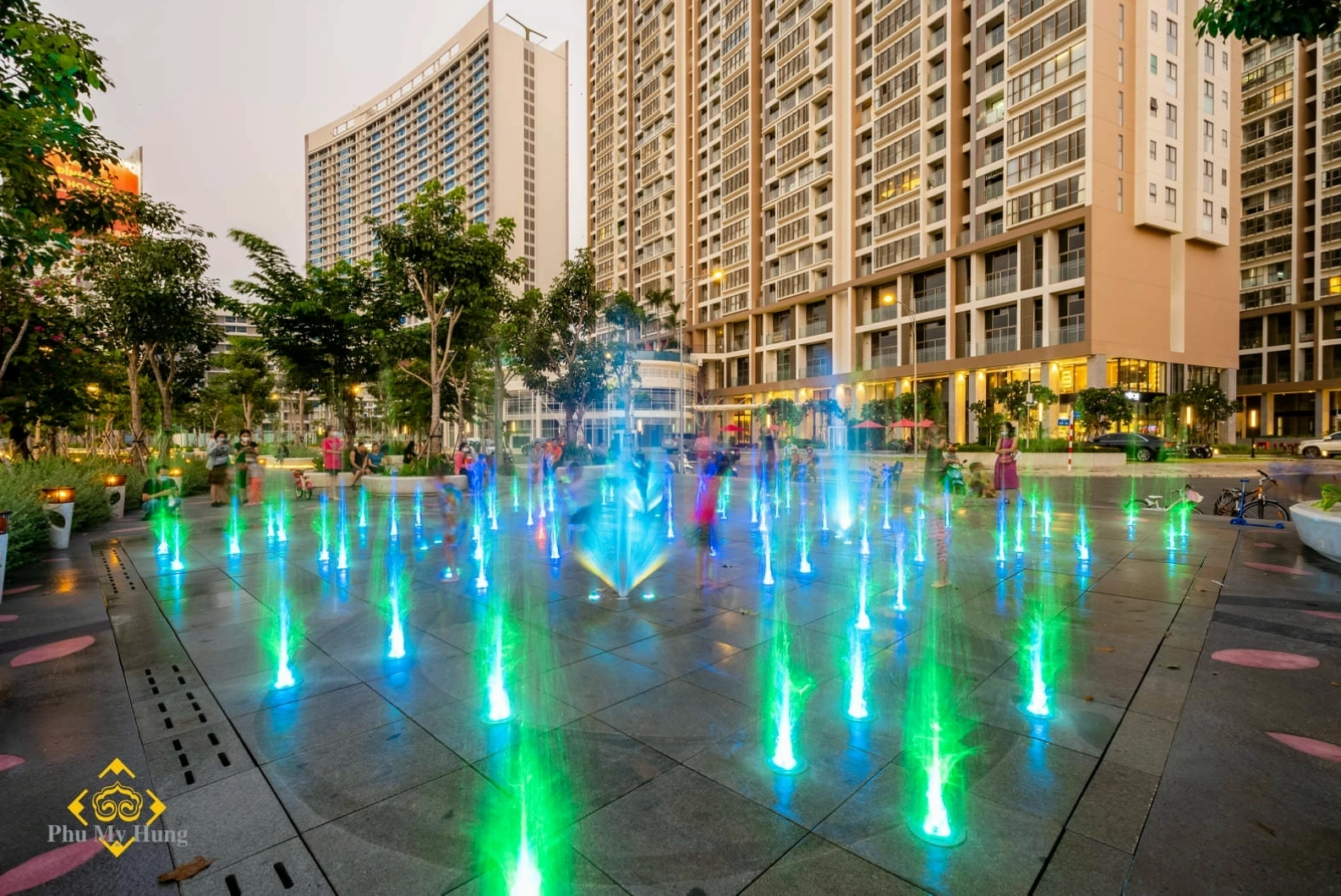 Khu nhạc nước lung linh về đêm tại Sakura Park