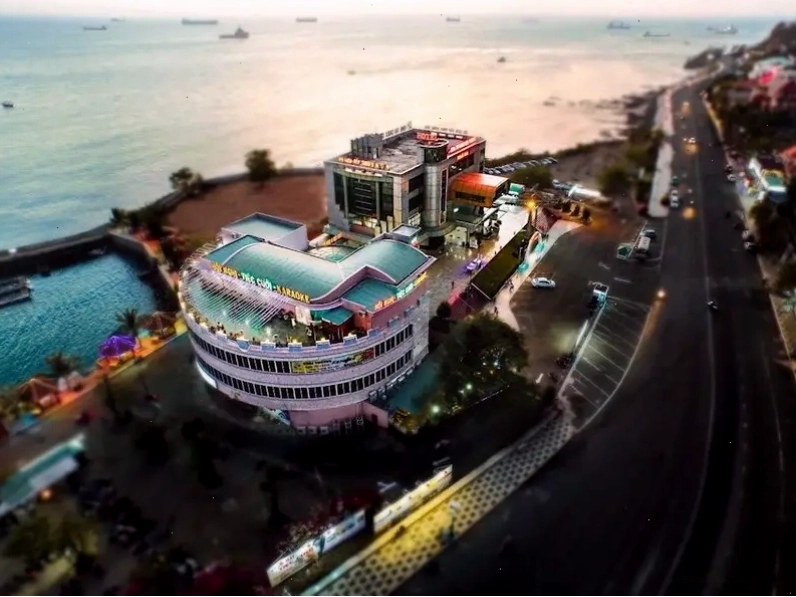 Khu vực ẩm thực và nghỉ ngơi tại Hồ Mây