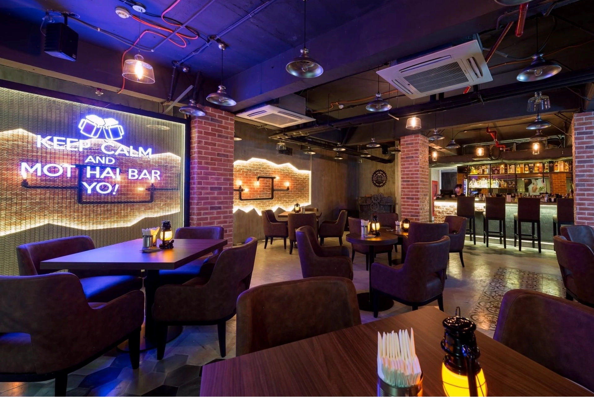 Khu vực ăn uống tại Mot Hai Bar thuộc Eastin Grand Hotel Saigon