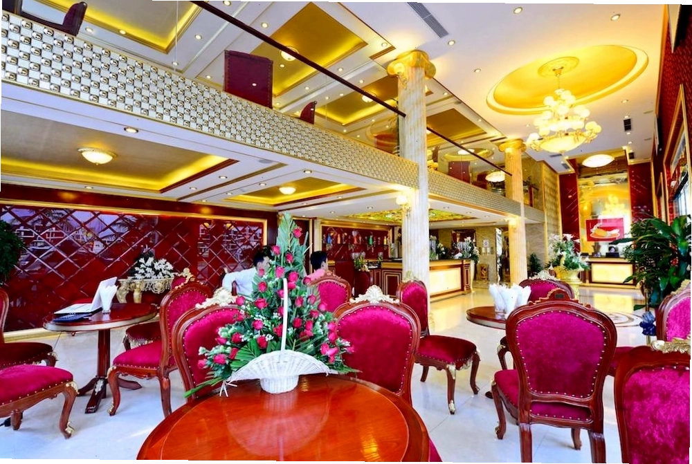 Khu vực bàn ăn tại tầng trệt của Nhà hàng Cua Vàng Bãi Cháy