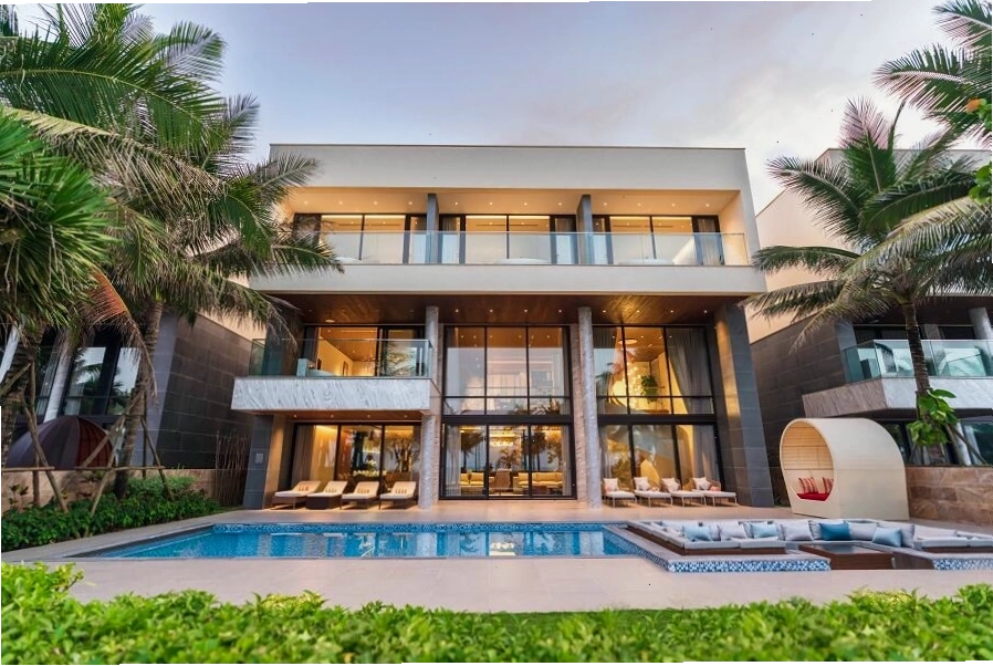Khu vực ban công nhìn ra biển tại The Five Villas & Resort Đà Nẵng