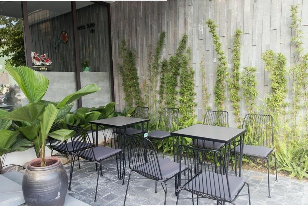 Khu vực ban công tại Fanta Suite Villa