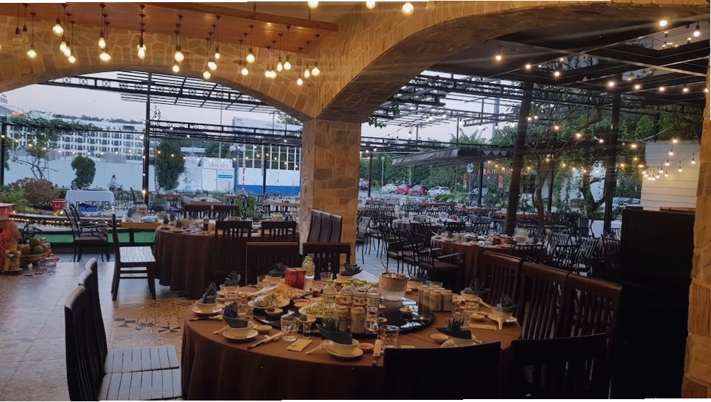 Khu vực bàn tiệc được chuẩn bị sẵn sàng tại Nhà Hàng Phương Nam