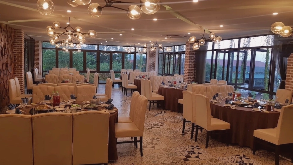 Khu vực bàn tiệc sang trọng tại Nhà hàng Phương Nam Hạ Long