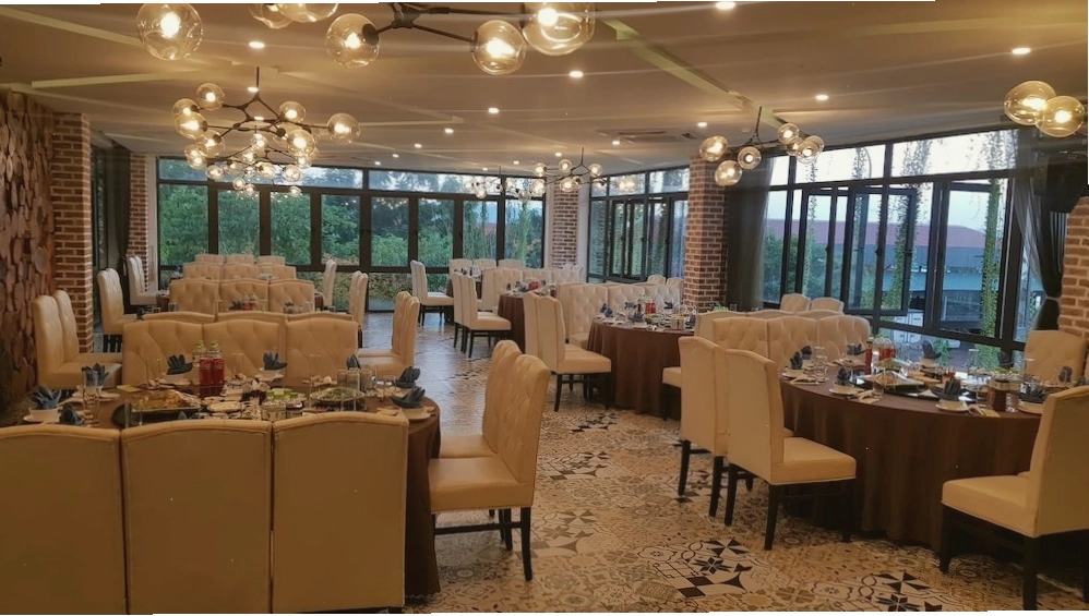 Khu vực bàn tiệc sang trọng tại Nhà Hàng Phương Nam Hạ Long