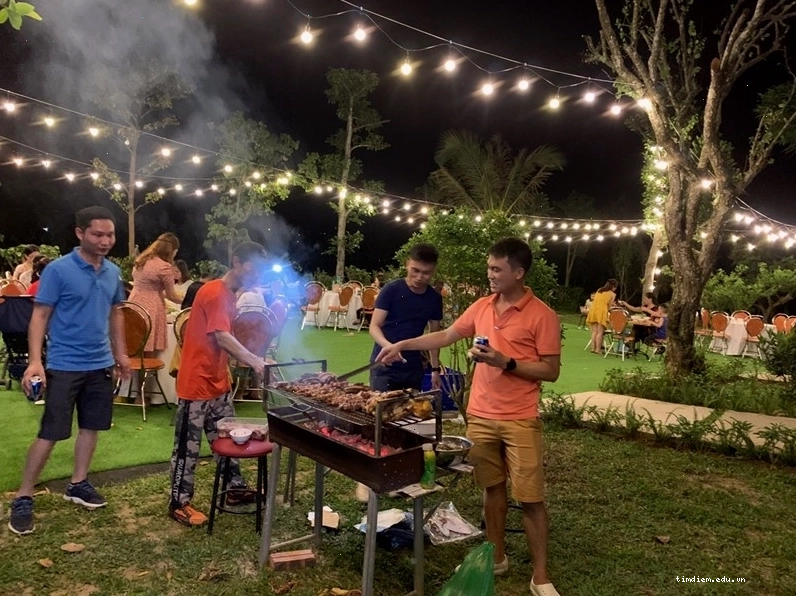 Khu vực BBQ ngoài trời tại Suối Ngọc Retreat