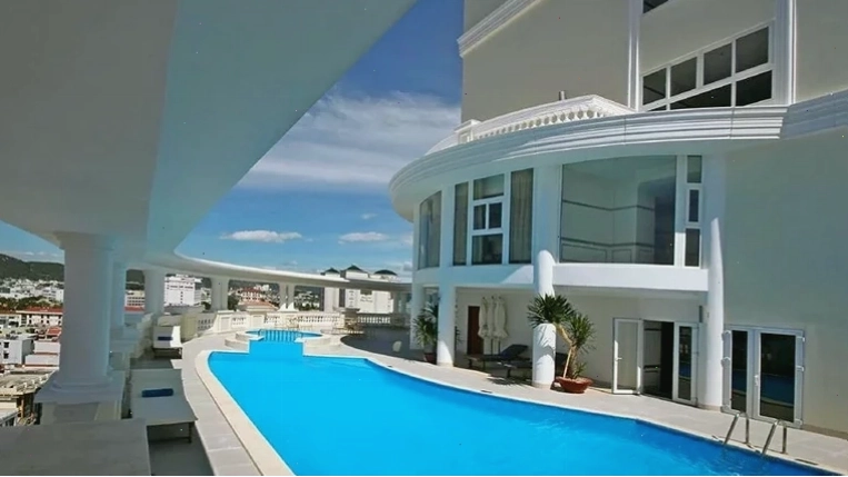 Khu vực bể bơi ngoài trời tại Khách sạn Palace Nha Trang