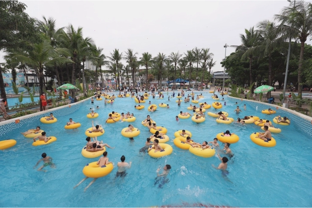 Khu vực bể bơi tạo sóng tại Công viên Nước Hồ Tây