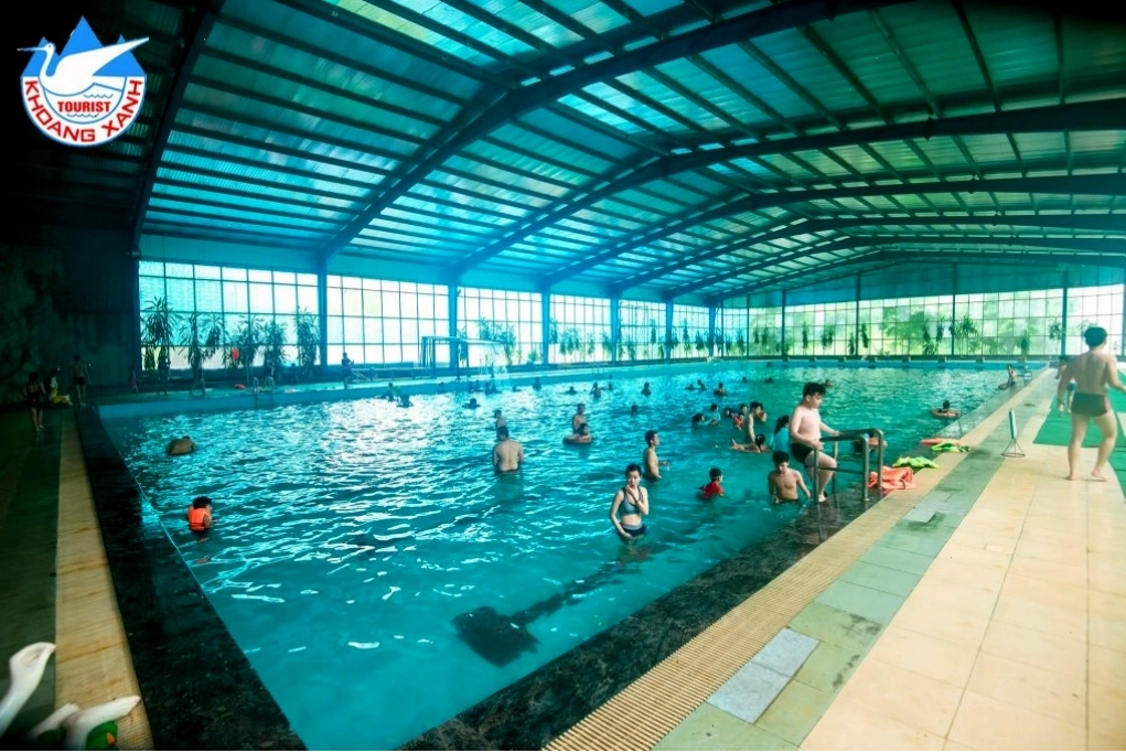 Khu vực bể bơi và thư giãn tại Khoang Xanh