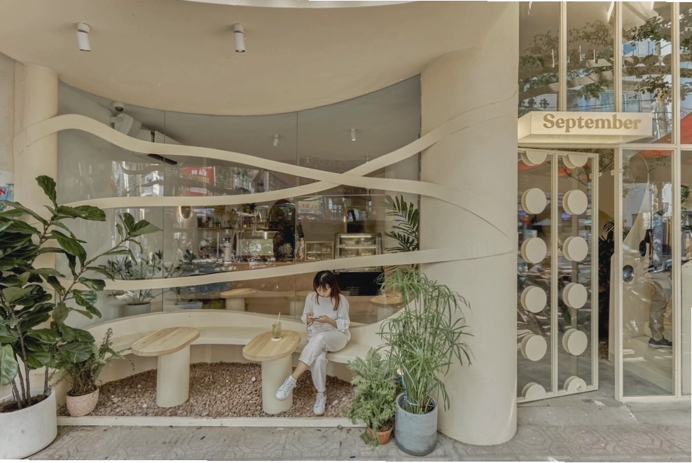 Khu vực bên ngoài quán cafe tổ chim vào ban đêm