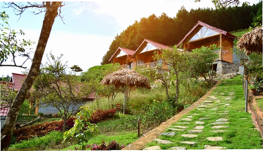 Khu vực bếp ăn được trang bị đầy đủ trong villa Mộc Châu