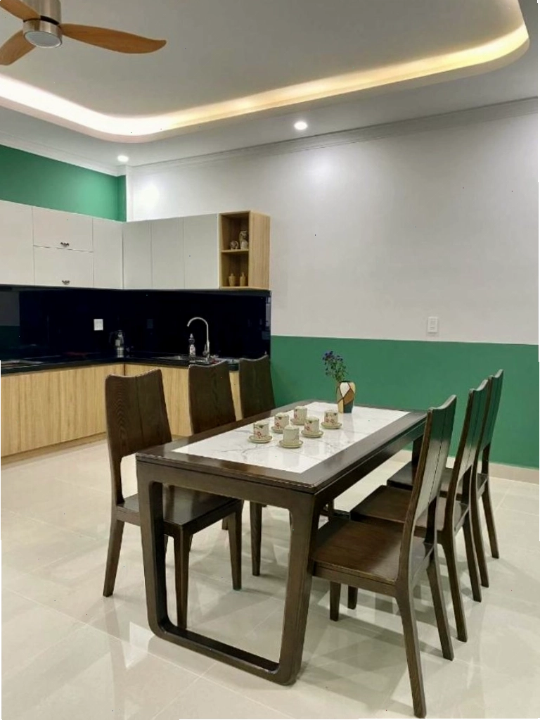 Khu vực bếp được thiết kế đồng bộ theo tông màu chủ đạo của căn homestay bus
