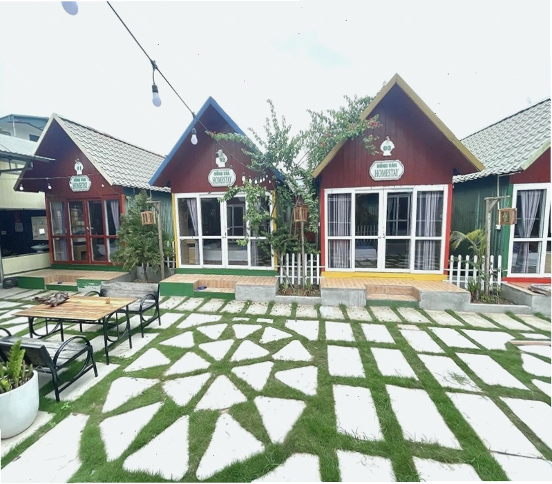 Khu vực bếp được trang bị đầy đủ dụng cụ nấu nướng cơ bản