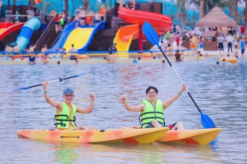 Khu vực biển và hồ bơi tại Baara Land Quốc Oai