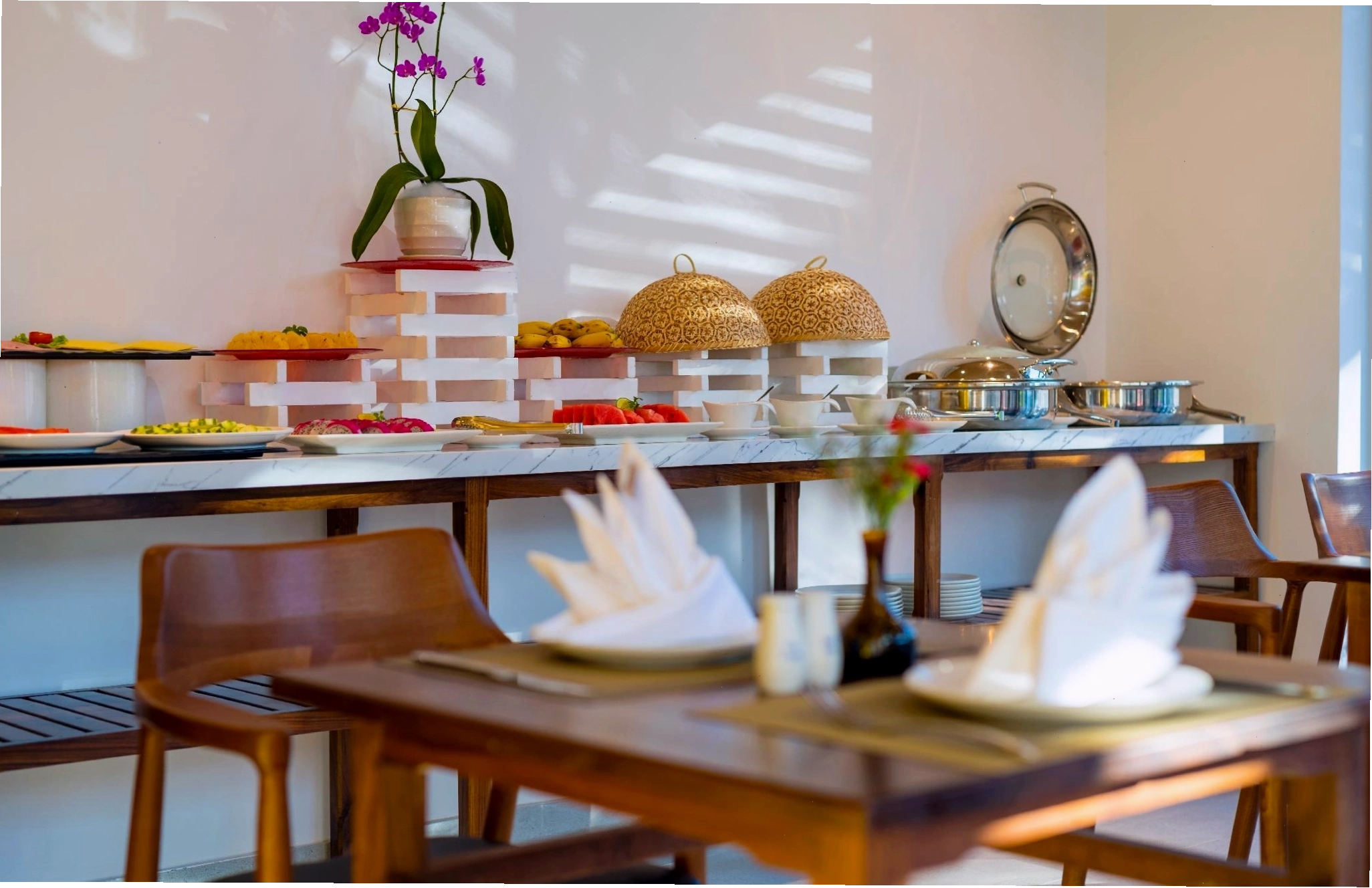 Khu vực buffet sáng với nhiều lựa chọn món ăn