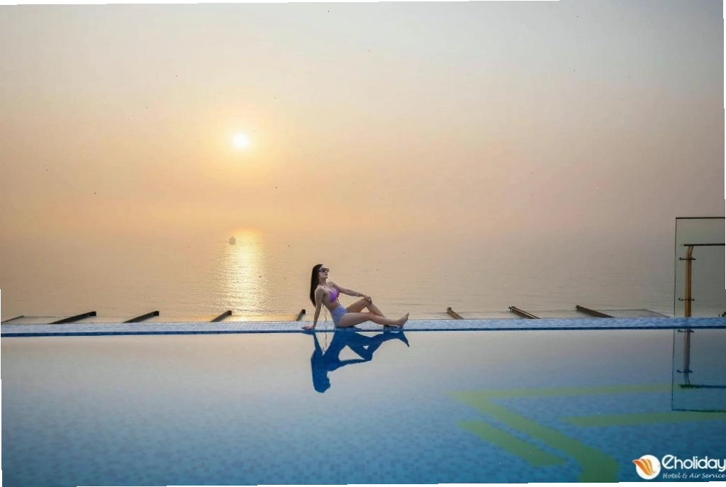 Khu vực check-in và hồ bơi tại Khách sạn Maximilan Da Nang Beach