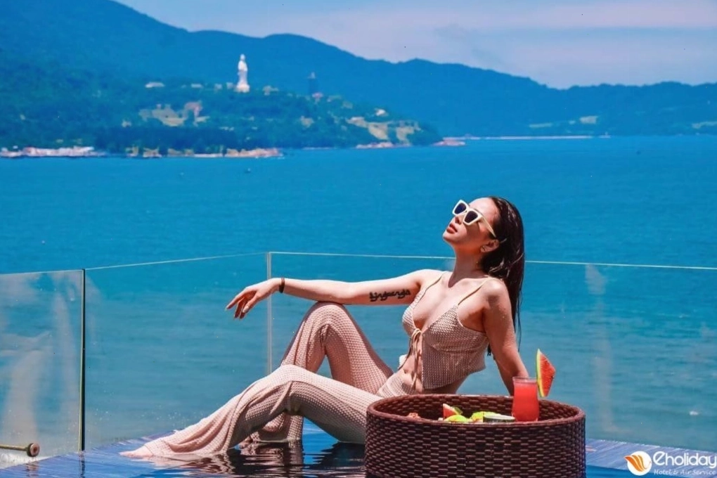 Khu vực check-in và hồ bơi tại Khách sạn The Leaf Boutique Da Nang