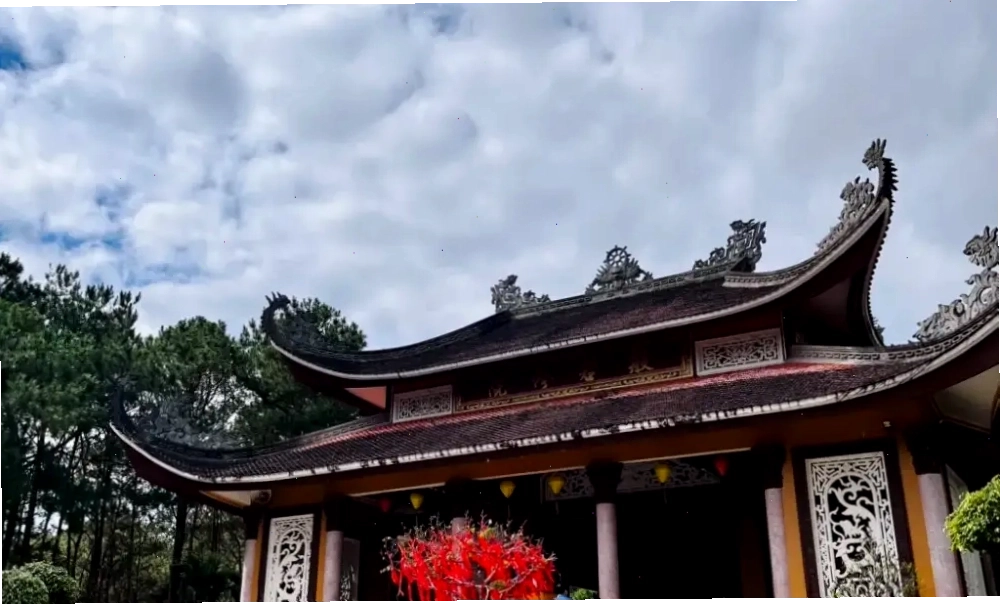 Khu vực chính điện uy nghiêm tại Tu viện Bát Nhã