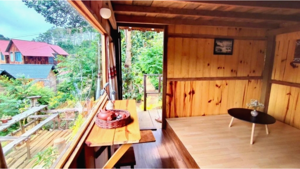 Khu vực chung của Tổ Chim Ri Homestay với bàn ghế ngoài trời