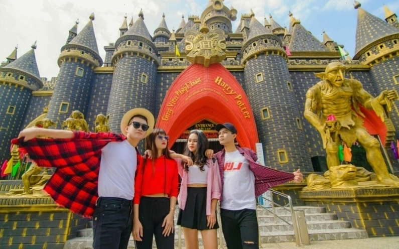 Khu vực cổng chào Công viên Văn hóa Suối Tiên