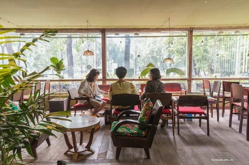 Khu vực công cộng gần Hồ Con Rùa