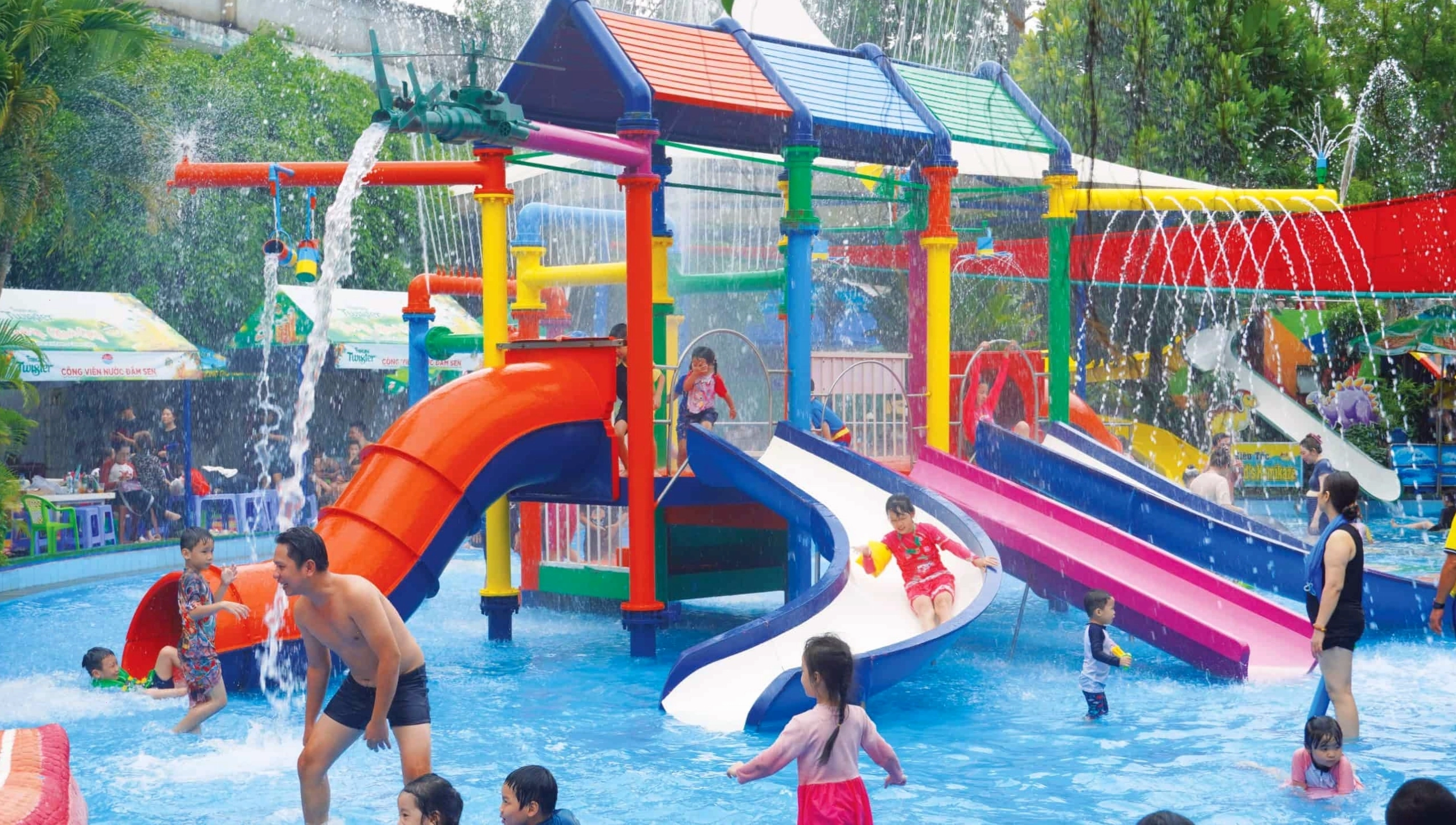 Khu vực cổng vào Công viên Nước Đầm Sen