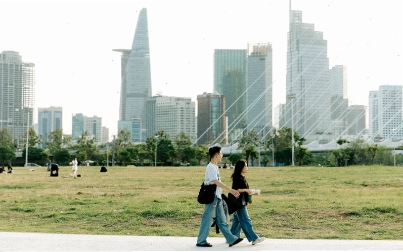 Khu vực đi bộ và thư giãn ven sông tại công viên