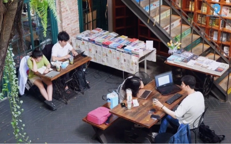 Khu vực đọc sách tại The Books Garden Cafe