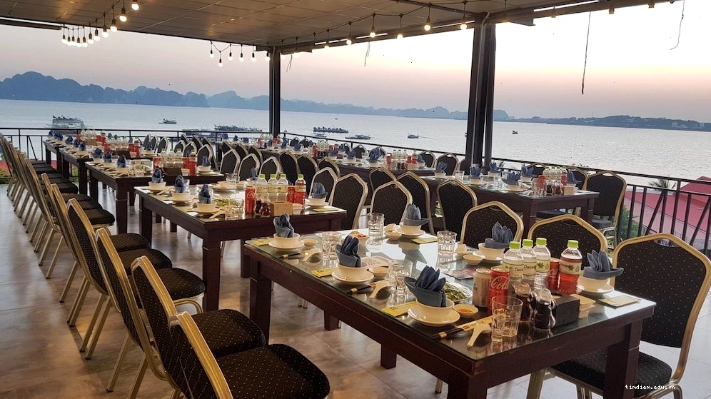 Khu vực ghế ngồi bọc da sang trọng trên tầng cao của nhà hàng