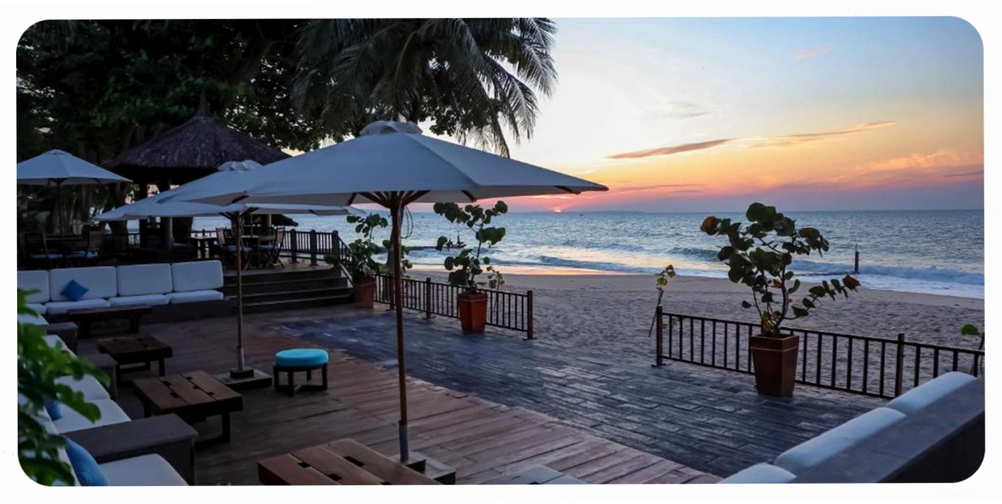 Khu vực ghế sofa và bàn gỗ tại Blue Ocean Resort Mũi Né