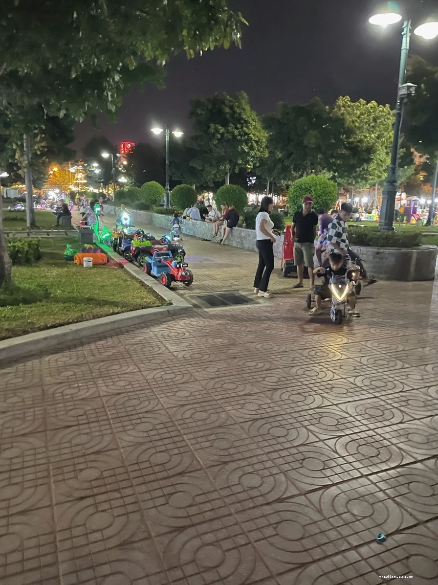 Khu vực giữ xe lộn xộn tại Công viên Võ Văn Kiệt