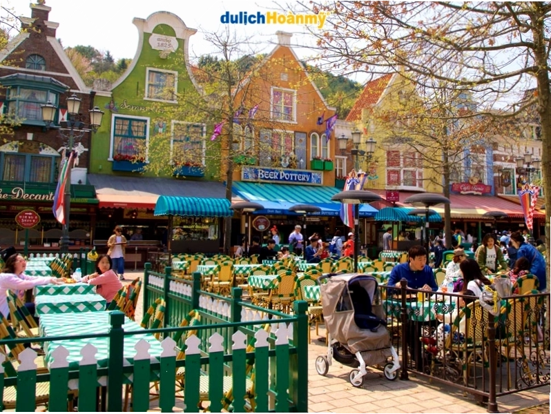 Khu vực Global Fair tại Everland với kiến trúc đa dạng