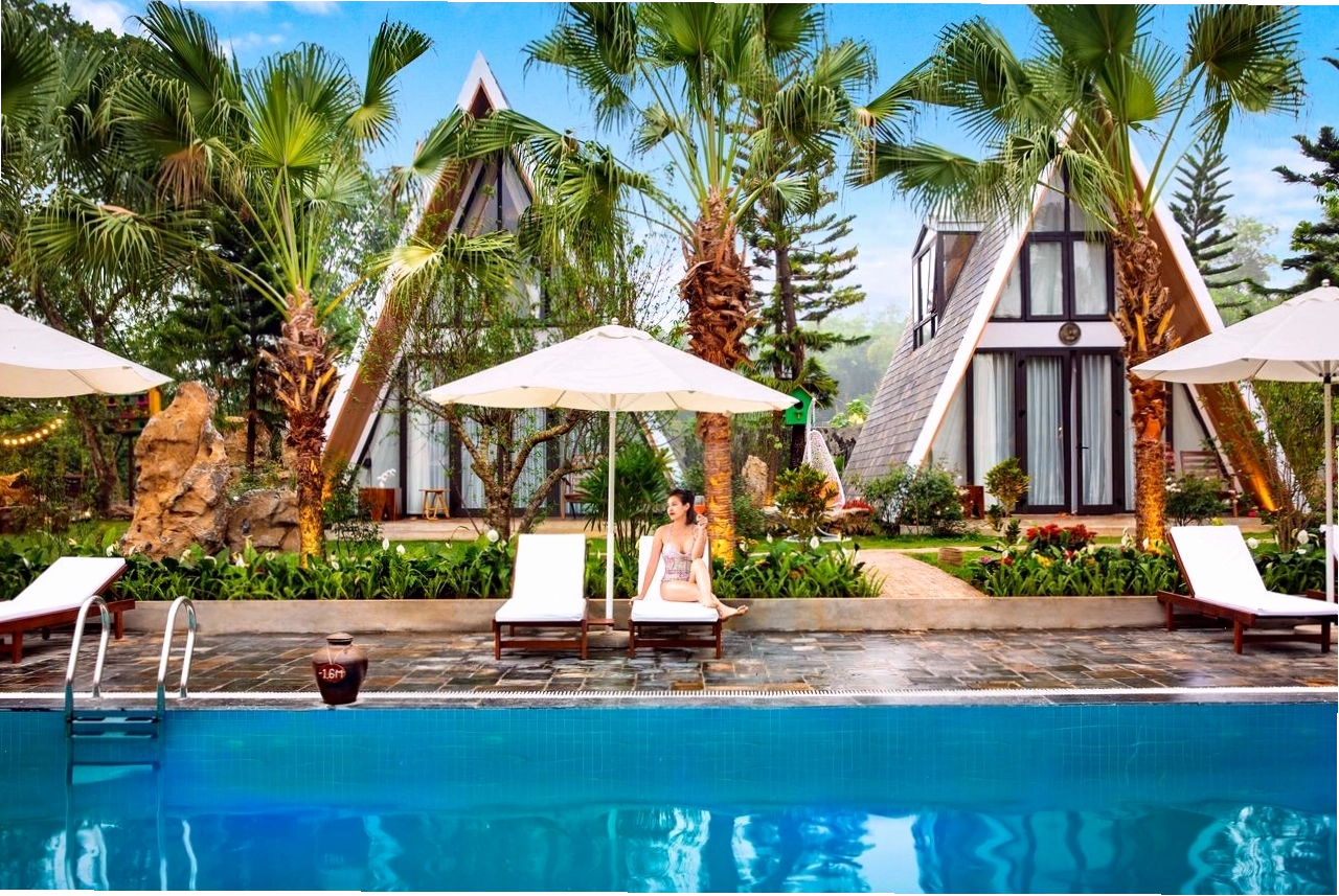 Khu vực hồ bơi Bái Đính Garden Resort với tầm nhìn đẹp