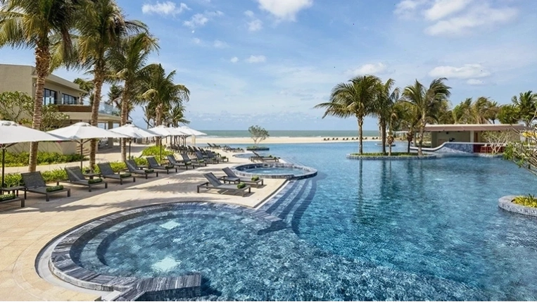Khu vực hồ bơi chính của Melia Hồ Tràm với quầy bar nổi
